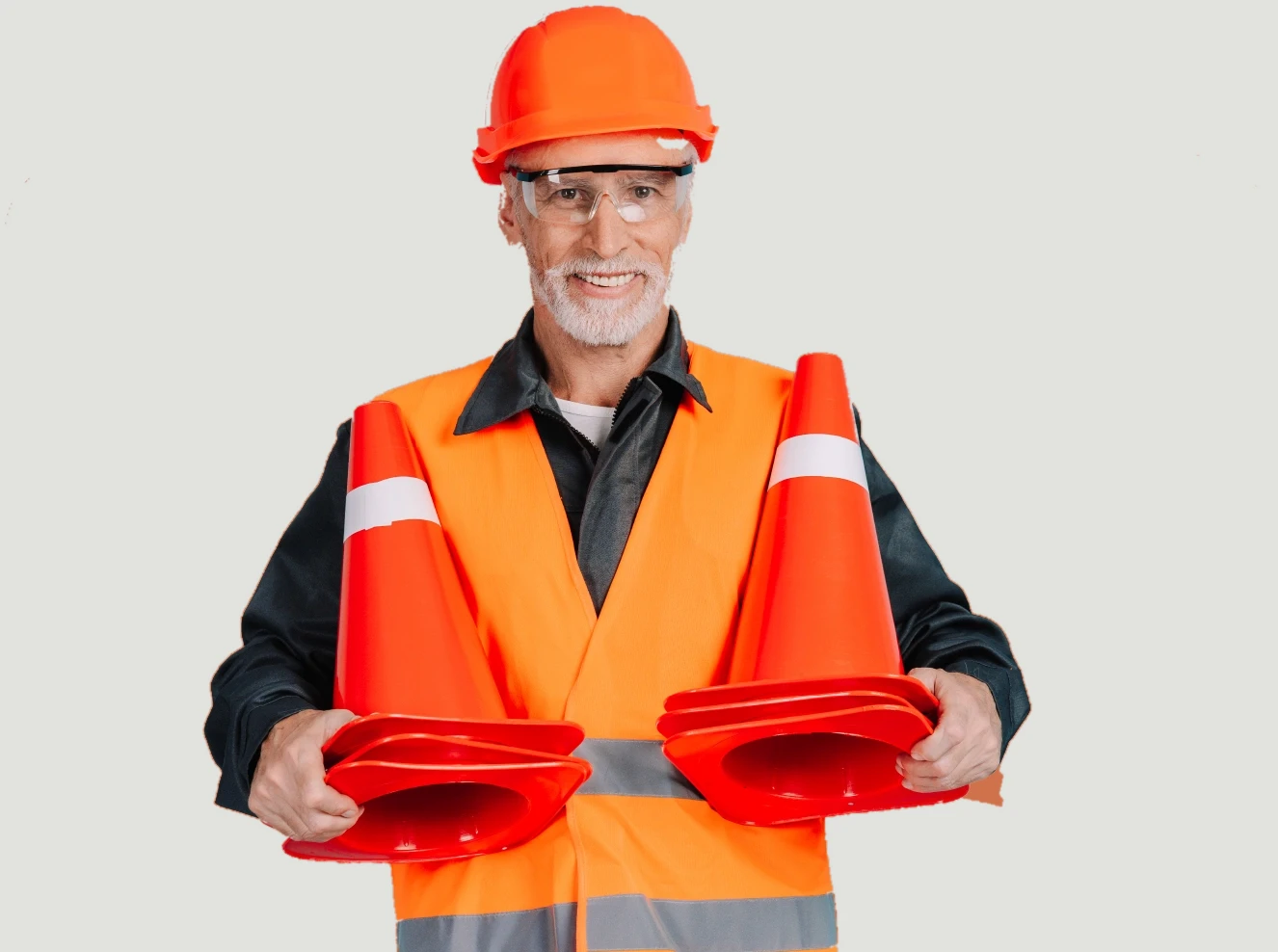 Een ervaren verkeersregelaar met helm en pionnen.